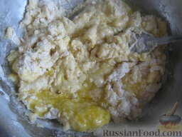 Лапша домашняя с молоком: В муке сделать ямку, вылить подготовленные желтки. Перемешивая, замесить крутое тесто.