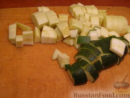 Овощи, томленные в духовке: Как приготовить овощи в духовке:    Кабачки и цукини вымыть и нарезать кубиками.
