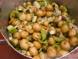 Овощи, томленные в духовке: Овощи смешать. Добавить мелкую молодую картошку. Нужна именно мелкая, размером с вишню - она самая нежная. Добавить укроп, соль, перец. Снова тщательно смешать.