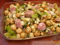 Овощи, томленные в духовке: В форму выложить овощи. Сверху разложить кусочки колбасы. Оставить на 10-15 минут.