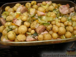 Овощи, томленные в духовке: Поставить в духовку. Готовить овощи в духовке 40 минут при температуре 190 градусов.