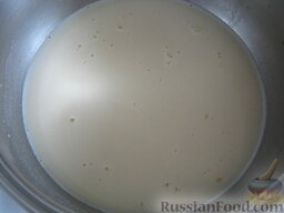 Оладьи на молоке "Пышечки": Как приготовить оладьи на молоке:    Молоко влить в миску. Добавить в него лимонный сок, 1 ст. ложку растительного масла и 1 яйцо. Хорошо взбить и оставить на 5-10 минут.