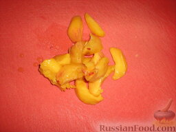 Салат с персиком: Персик очистить от кожуры и порезать дольками.