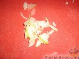 Салат с персиком: Лук порезать тонкими четвертькольцами.
