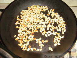 Салат с персиком: Кедровые орешки подрумянить на сковороде без масла.