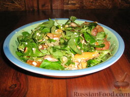 Салат с персиком: Салат с персиками готов. Приятного аппетита!