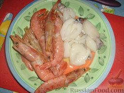 Шашлыки "Морские": Как приготовить шашлыки из морепродуктов и рыбу:    Креветки должны быть обязательно не очищенными! Каракатицы - небольшими по размеру. Размораживаем.