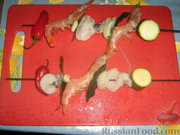 Шашлыки "Морские": Нанизываем на шампуры креветки и каракатицы, чередуя с овощами и лавровым листом.