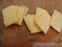 Жареные кабачки "Тещин язык": Готовим начинку. Дли этого сыр режем небольшими тонкими ломтиками.