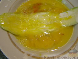Жареные кабачки "Тещин язык": Затем - во взбитом яйце.
