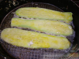 Жареные кабачки "Тещин язык": На сковороде разогреваем растительное масло. Жарим кабачки на среднем огне - сначала примерно 5 минут с одной стороны.