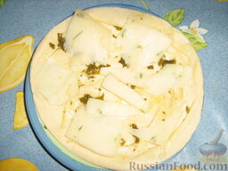 Закуска из лаваша "Простецкая" № 2: Сыр, у меня овечий мягкий, нарезать тонкими ломтиками и выложить на лаваш.