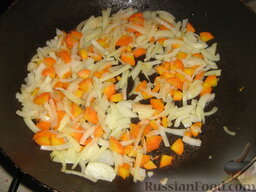 Фасоль со свиными ножками: Лук и морковь режем произвольно, обжариваем на растительном масле.