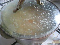Гороховый суп-пюре с сухариками: Воду слить, залить горох холодной водой. Варить до готовности 40-60 минут, под крышкой, на маленьком огне.