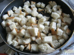 Гороховый суп-пюре с сухариками: Затем выложить кусочки хлеба. Обжарить до золотистой корочки, помешивая.