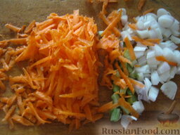 Гороховый суп-пюре с сухариками: Очистить и помыть морковь и лук. Лук нарезать кубиками. Морковь натереть на крупной терке.