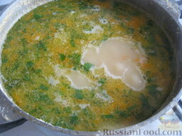 Гороховый суп-пюре с сухариками: Выложить зажарку в суп. Довести до кипения, посолить и поперчить по вкусу. Кипятить на медленном огне около 5 минут. Добавить зелень.