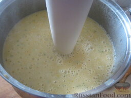 Гороховый суп-пюре с сухариками: Готовый гороховый суп-пюре взбить блендером до однородной массы.
