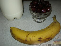 Вишнево-банановый смузи: Продукты для вишнево-бананового смузи перед вами.