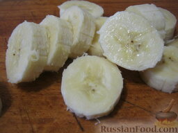 Вишнево-банановый смузи: Как приготовить вишнево-банановый смузи:    Бананы очистить и нарезать кружочками.