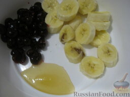 Вишнево-банановый смузи: В миске соединить бананы, вишню и мед. Все хорошо измельчить блендером.