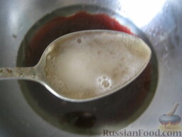 Постный вишневый пирог: Включить духовку. В миску налить сок, растительное масло, добавить сахар и соль. Соду погасить уксусом. Все перемешать.
