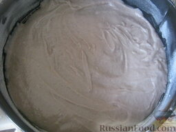 Постный вишневый пирог: Смазать форму растительным маслом и притрусить мукой. Вылить половину теста.