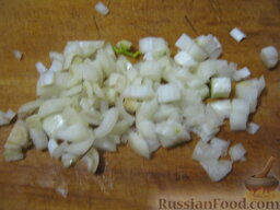 Омлет с овощами, зеленью и сыром: Как приготовить омлет с овощами:    Очистить, помыть и мелко нарезать репчатый лук.