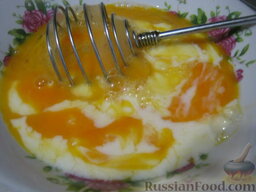 Омлет с овощами, зеленью и сыром: Вбить в тарелку яйца, добавить молоко и соль.