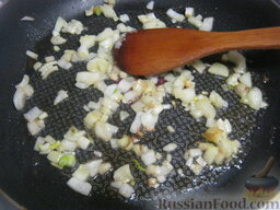 Омлет с овощами, зеленью и сыром: На сливочном масле обжарить лук на среднем огне, помешивая, 1-2 минуты.