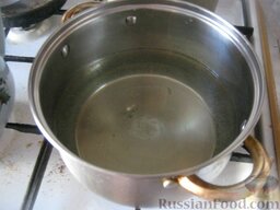 Консервированные малосольные огурцы: Вскипятить чайник. Две столовые ложки соли растворить в литре кипящей воды и остудить.