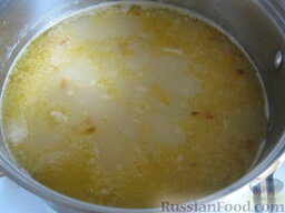 Суп-крем из чечевицы: Выложить овощи в кастрюлю к чечевице, посолить и добавить перец. Варить 20 минут.
