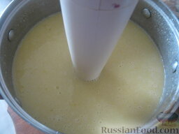 Суп-крем из чечевицы: Взбить блендером суп до однородной массы. Добавить сливки, крем-суп из чечевицы  хорошо перемешать.