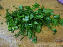 Суп-крем из чечевицы: Помыть и мелко нарезать зелень.