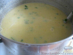 Суп-крем из чечевицы: Добавить зелень в суп. Крем-суп  из чечевицы готов.