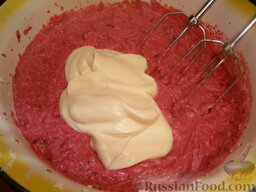 Торт творожно-вишневый (чизкейк): Добавить сметану и тщательно взбить миксером.