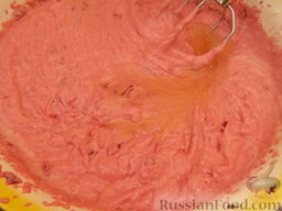 Торт творожно-вишневый (чизкейк): Добавить желатин в творог, постоянно взбивая миксером.