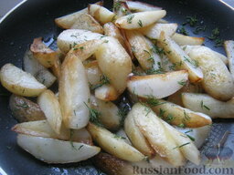 Картофель молодой жареный с укропом: Сковороду разогреть, налить растительное масло. Выложить подготовленный картофель. Жарить на среднем огне, помешивая, до румяности (около 5-7 минут).