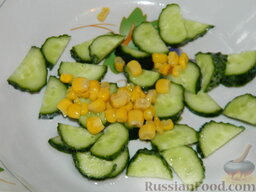 Салат с кукурузой "Мистик": Открыть банку кукурузы, слить жидкость и добавить зерна к огурцам.