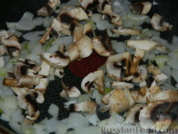 Салат с кукурузой "Мистик": Нарезать пластинками грибы и обжарить вместе с луком, чуть присолив.