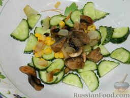 Салат с кукурузой "Мистик": Добавить грибы в салат.
