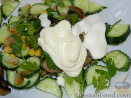 Салат с кукурузой "Мистик": Заправить салат сметаной и майонезом.