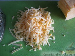 Салат "Сырная хрустяшка": Как приготовить салат с сухариками и сыром:    Сыр натереть на крупной терке.