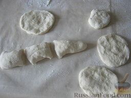 Жареные пирожки с абрикосами: Когда тесто подошло, разделить его на 4 части. Каждую часть раскатать в жгут. Жгут разрезать на кусочки, скатать колобки размером с куриное яйцо.