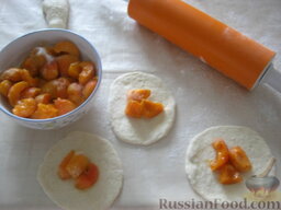 Жареные пирожки с абрикосами: Колобок раскатать скалкой в кружок толщиной 0,5 см, выложить начинку. Тщательно защипнуть края и сформировать пирожок.