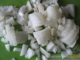 Грибная солянка (постная): Как приготовить грибную солянку:    Лук репчатый очистить, помыть и нарезать кубиками.