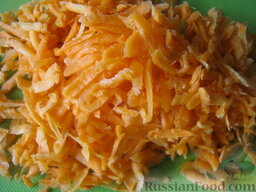 Грибная солянка (постная): Морковь очистить, помыть и натереть на крупной терке.