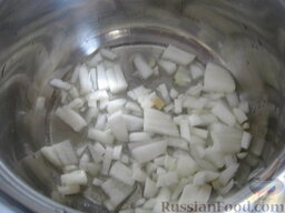 Грибная солянка (постная): В кастрюлю налить 3 ст. ложки растительного масла. Выложить репчатый лук. Жарить, помешивая, на среднем огне 1-2 минуты.
