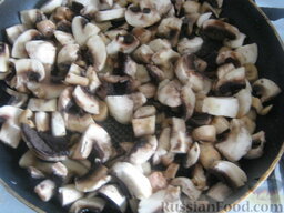 Грибная солянка (постная): Грибы помыть и порезать на кусочки. В сковороду налить 3 ст. ложки растительного масла. Выложить грибы. Жарить на среднем огне, помешивая, 5-6 минут.
