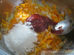 Грибная солянка (постная): Добавить томатную пасту и муку к луку с морковью, перемешать. Можно добавить немного воды. Тушить 2 минуты.